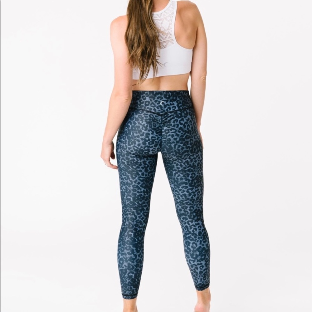 Stone Leopard Scrunchy Light n Luxe 7/8 24.